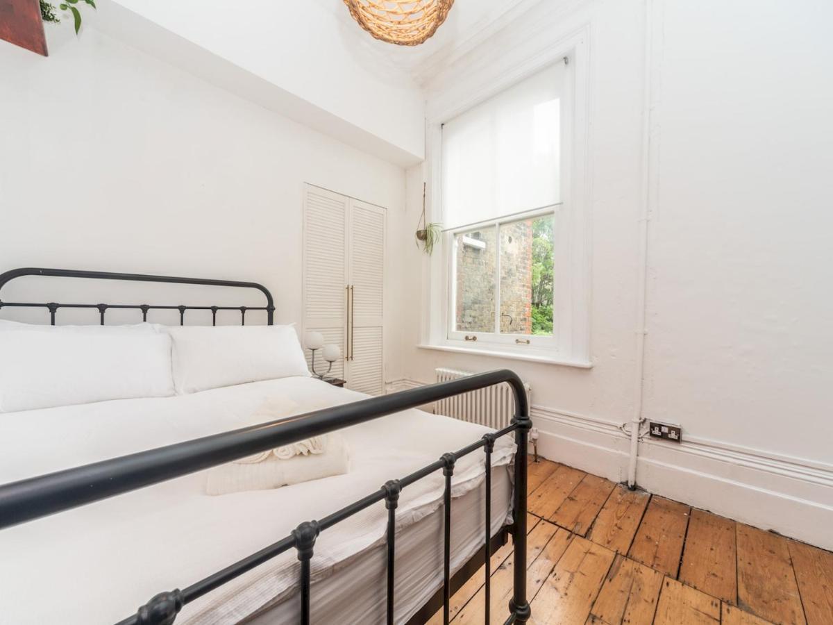 לונדון Pass The Keys Rustic And Quirky Flat In Charming Charlton Village מראה חיצוני תמונה